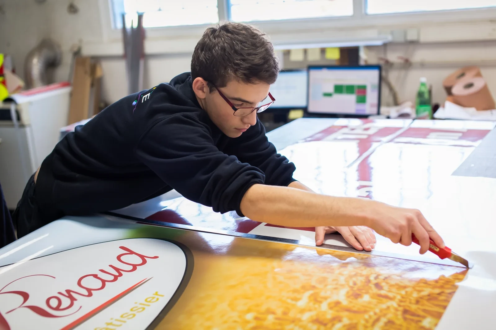 Jeune homme qui travaille sur un plan