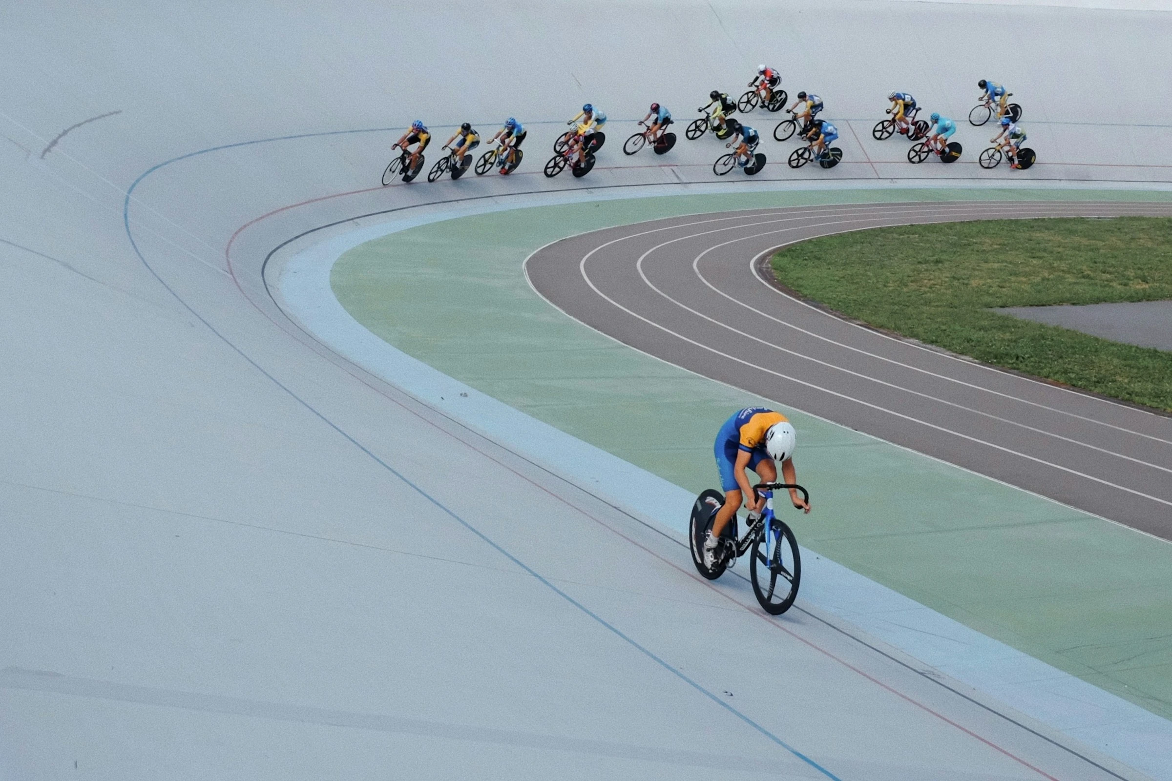 Cycliste sur piste de vélodrome