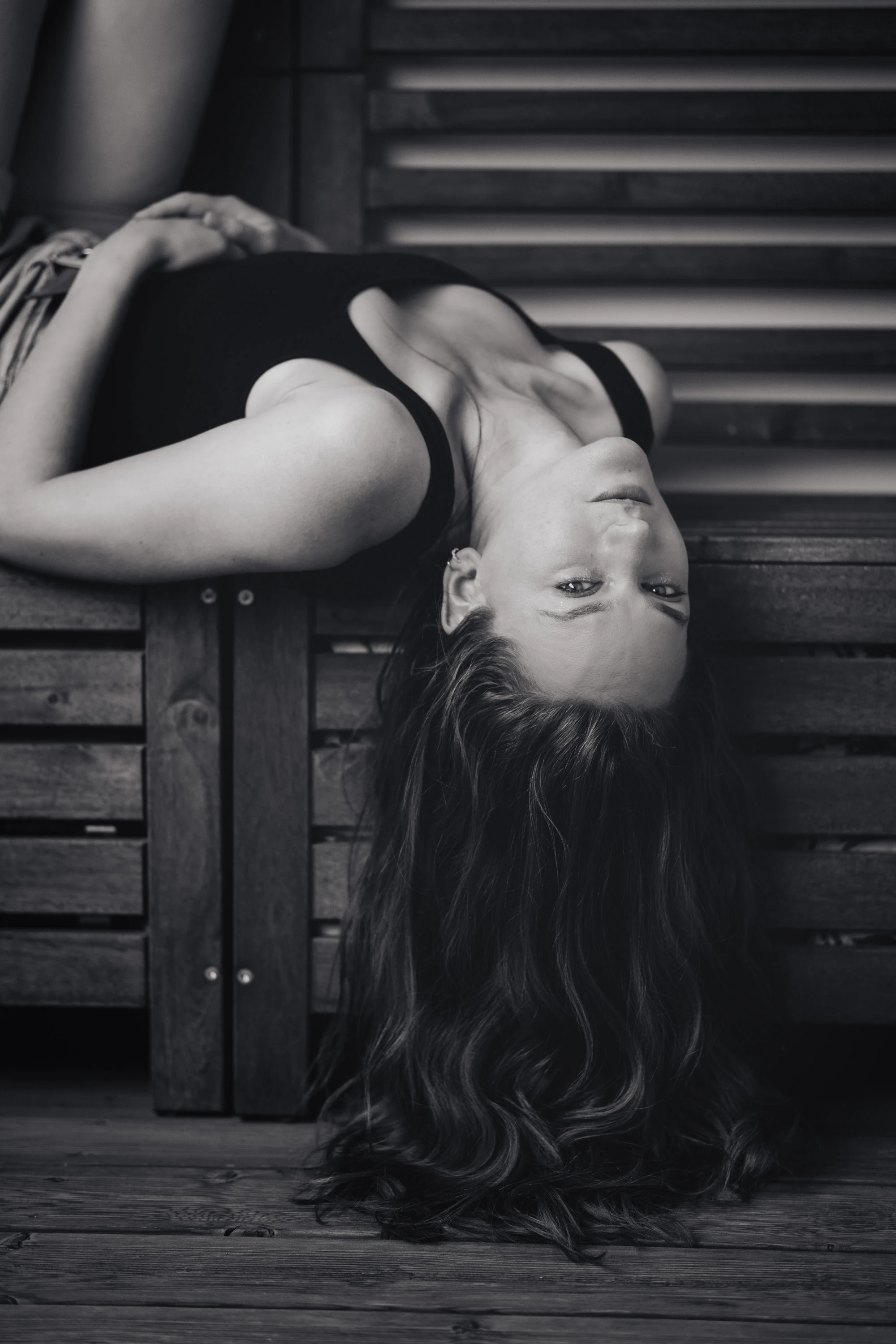 Portrait femme noir et blanc à l'envers