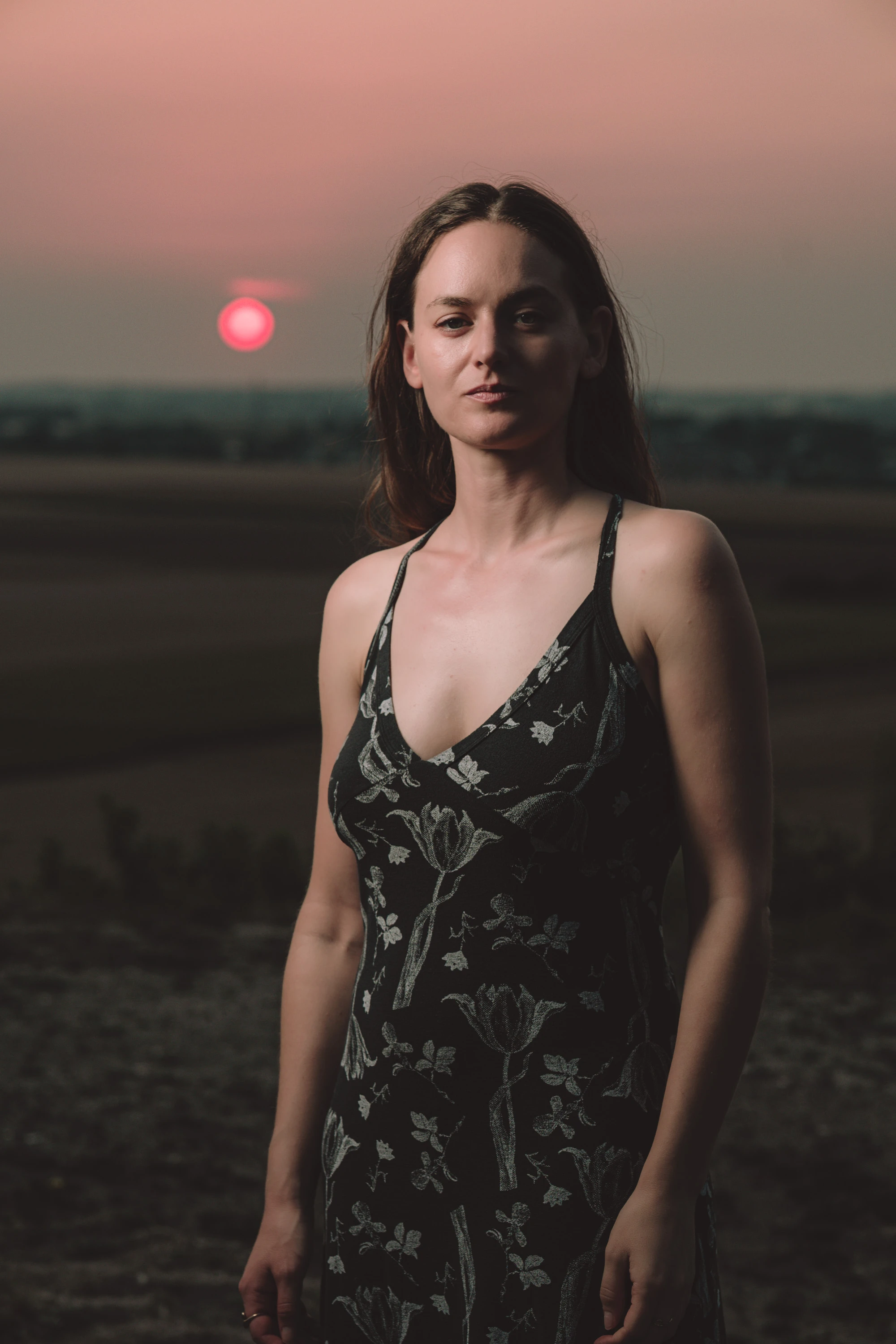 Portrait femme au flash extérieur coucher du soleil
