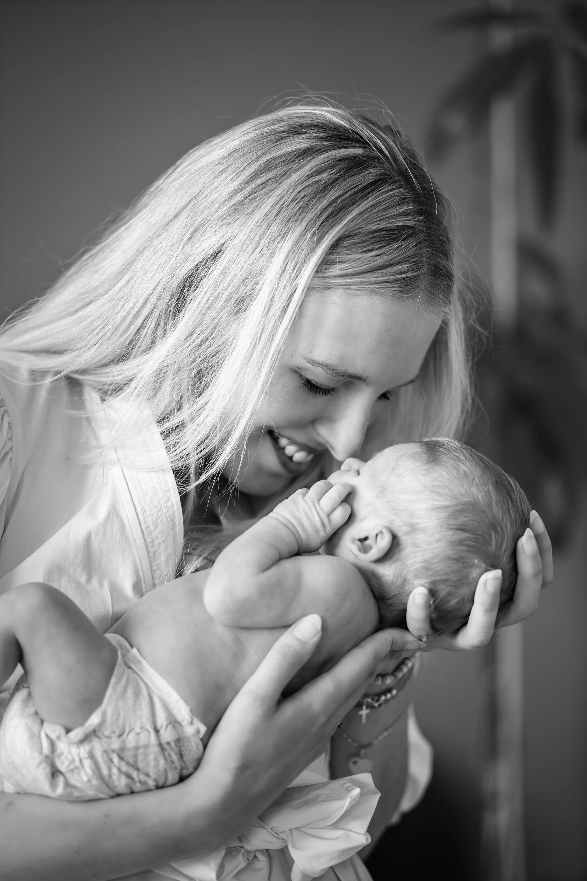 Portrait naissance mère-bébé noir et blanc