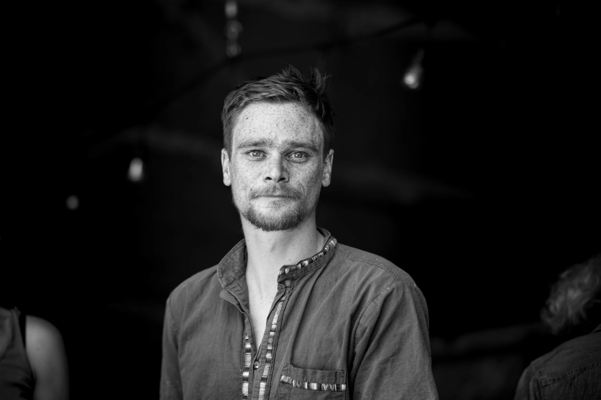 Portrait homme noir et blanc extérieur